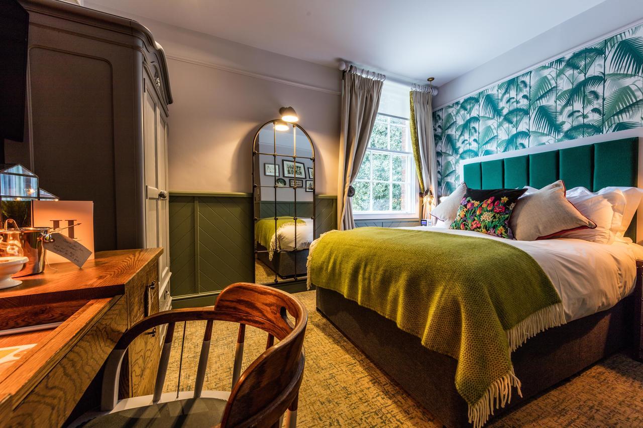 Hand And Spear Weybridge Extérieur photo