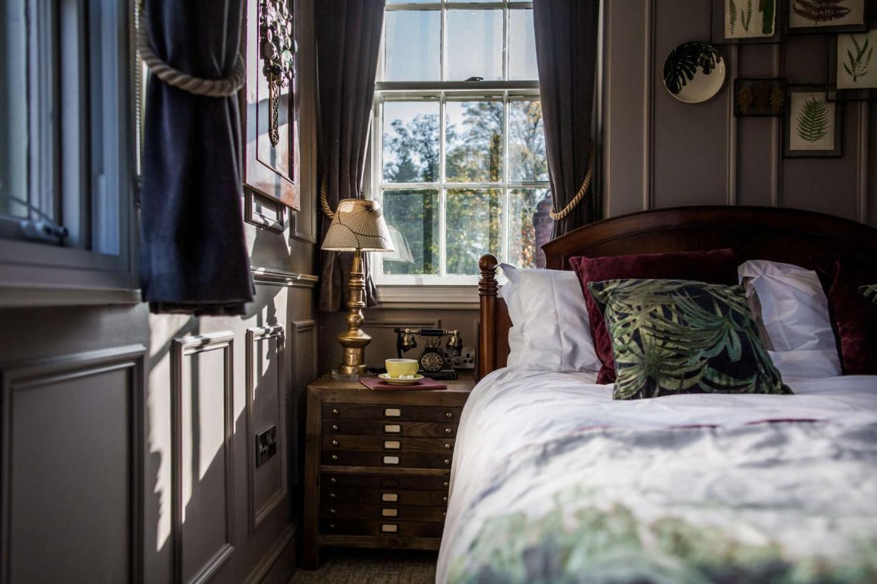 Hand And Spear Weybridge Extérieur photo